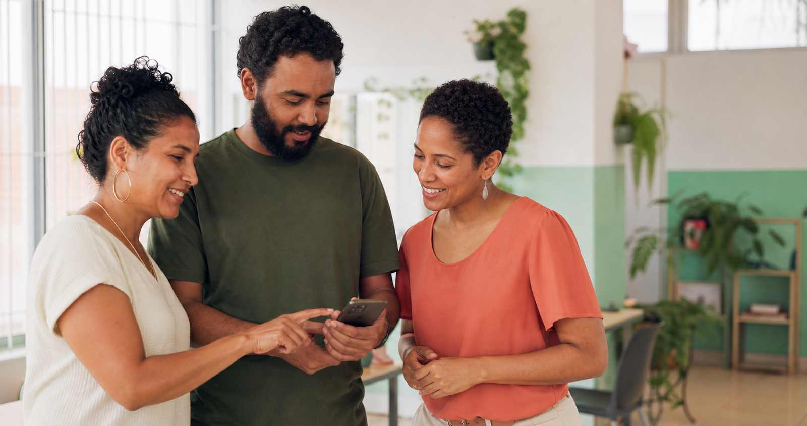Pessoas reunidas olhando uma campanha em um celular